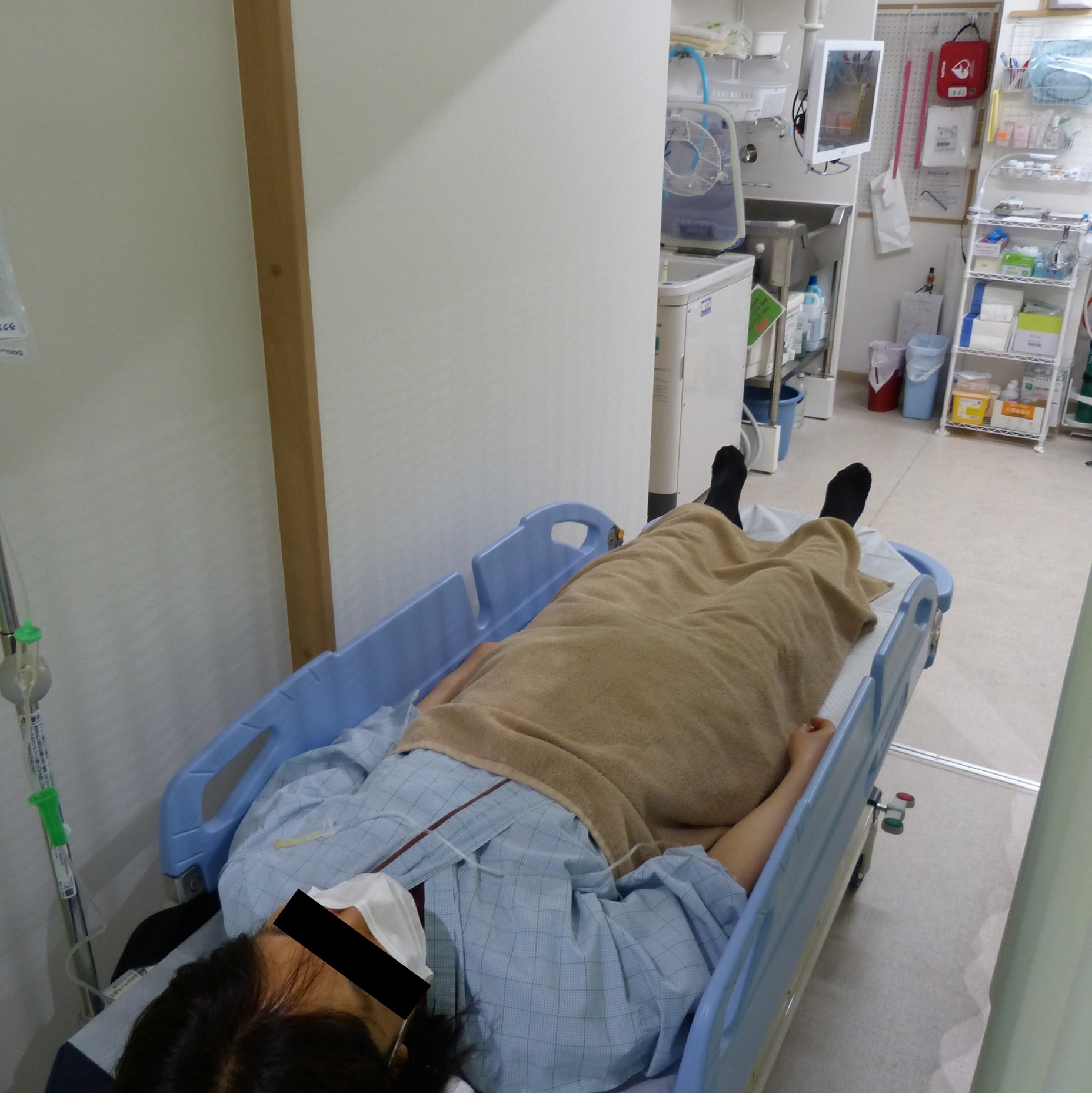 内視鏡室から隣の休憩スペースへベッドのまま移動する様子