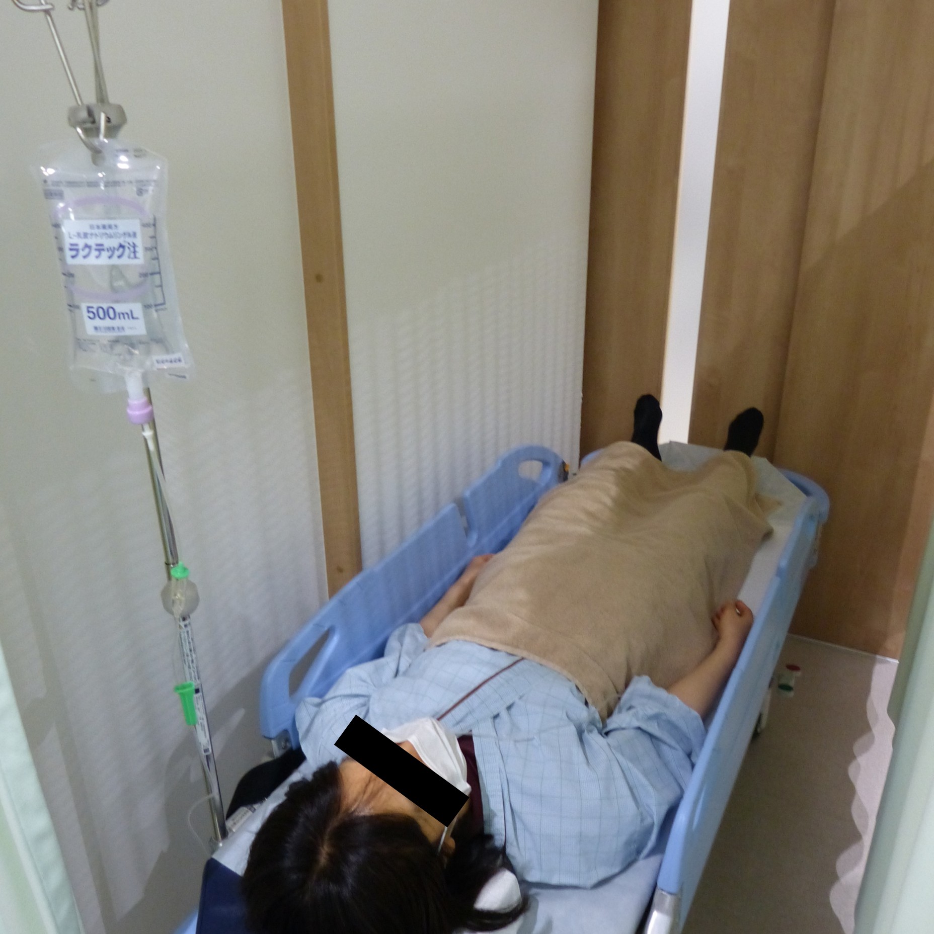 大腸カメラ検査後に扉とカーテンを閉めて休憩する様子
